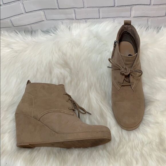 Hinge Bessie Tan Suede Lace-Up Wedge Booti… - Picture 1 of 7